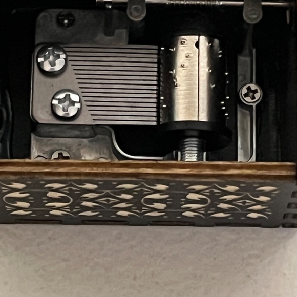 Harry Potter Heart Platform 9 3/4 Wooden Hand Crank Music Box Musical Movie New - Picture 4 of 10